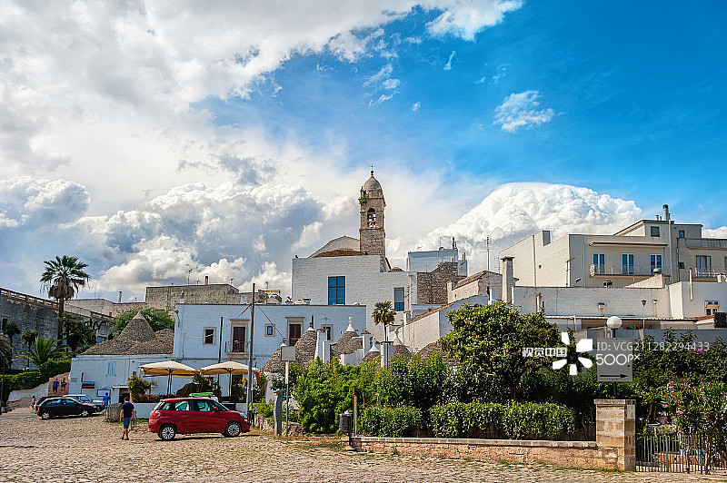 晴天下的意大利阿尔贝罗贝洛全景图片素材