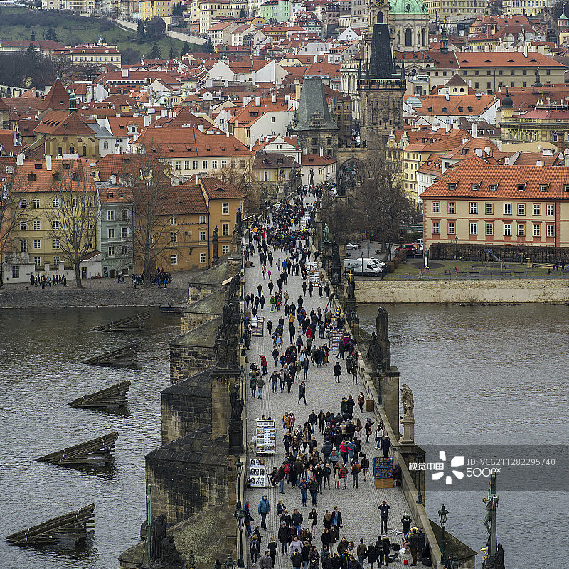 游客在查理大桥上行走，从老城桥塔观看图片素材