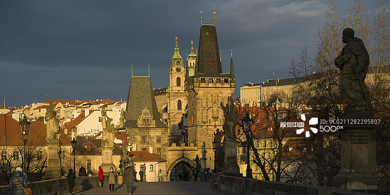 从查理大桥看布拉格小城区的建筑物图片素材