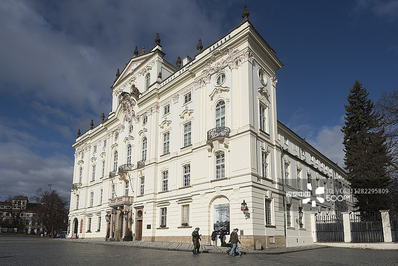 布拉格城堡附近大主教宫殿的外墙图片素材