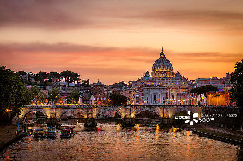 圣彼得大教堂的日落图片素材