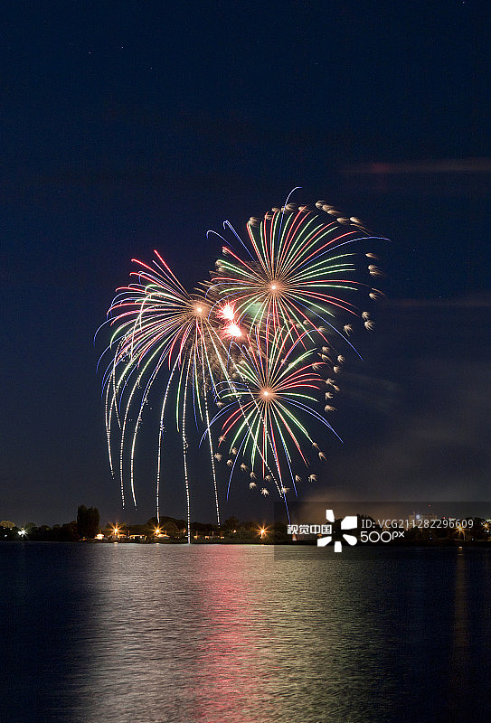湖面烟花图片素材