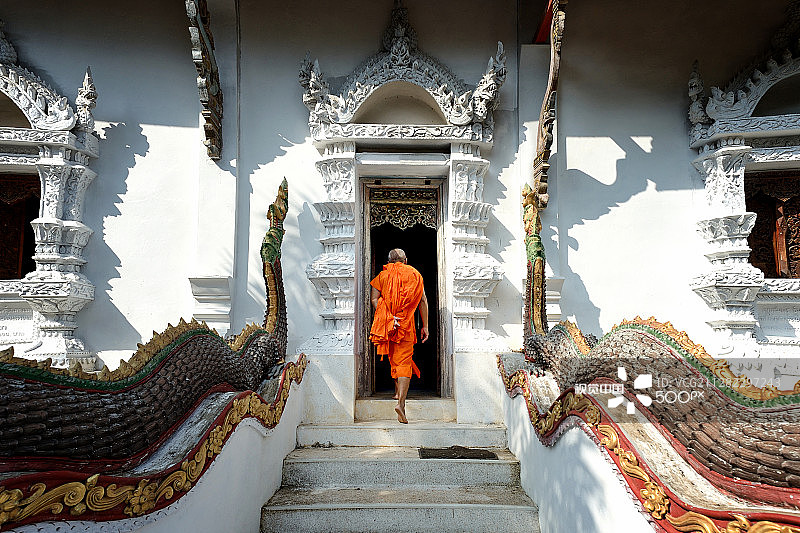 僧侣走向寺庙图片素材