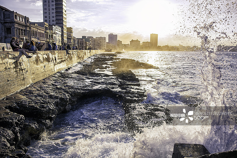 人们在古巴哈瓦那欣赏美丽的日落图片素材