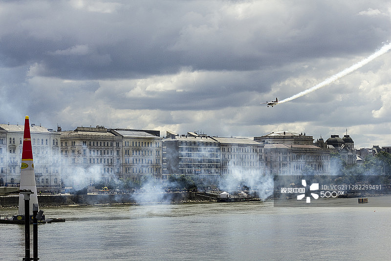 布达佩斯红牛特技飞行赛图片素材