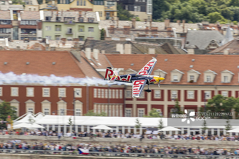 布达佩斯红牛特技飞行赛图片素材
