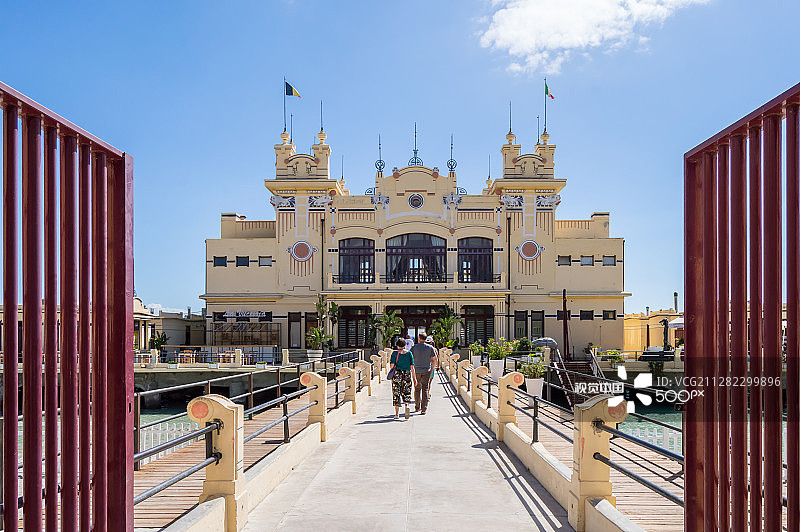 旧澡堂码头上的餐厅景色图片素材