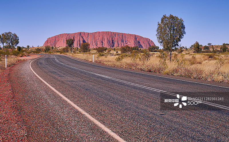 通往乌鲁鲁的蜿蜒道路图片素材