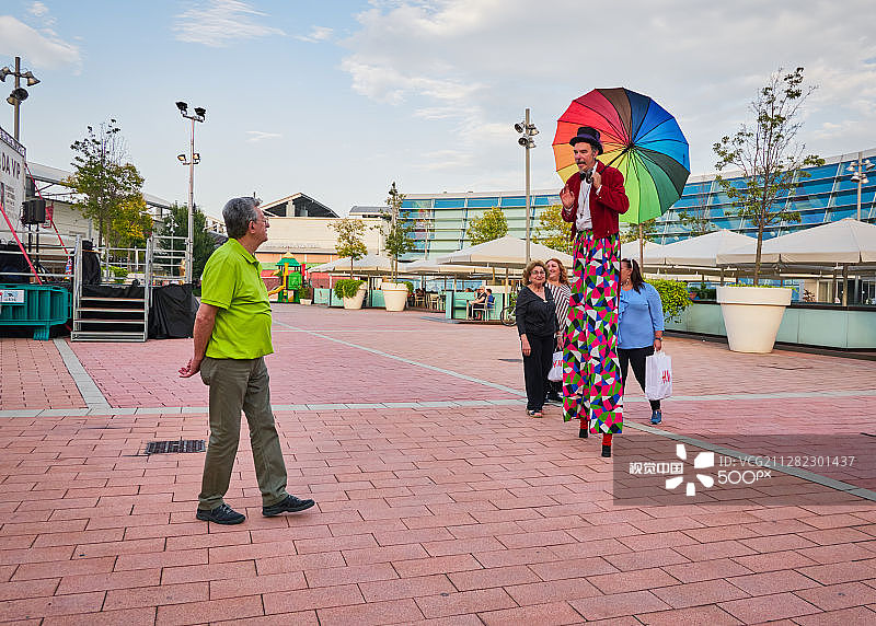 踩高跷的马戏团演员图片素材