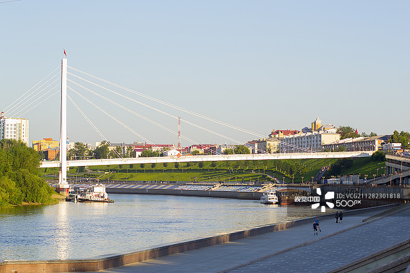 2018年7月16日俄罗斯秋明：人们在堤岸上行走图片素材