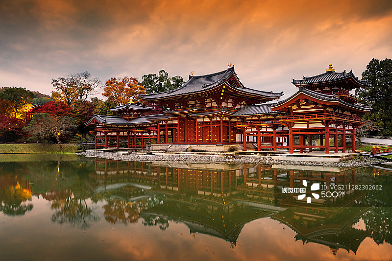 秋日黄昏时分的平等院图片素材