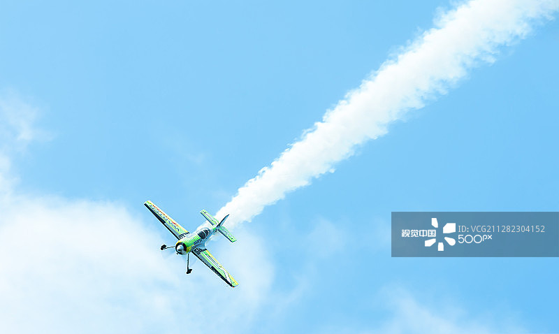 飞机迎天飞行的低角度视图图片素材