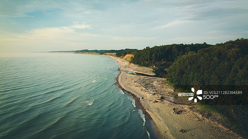 拉脱维亚尤尔卡尔内波罗的海沿岸附近的日落航拍图片素材