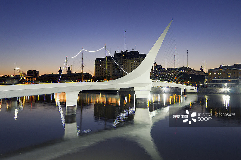 圣地亚哥·卡拉特拉瓦设计的女人桥，阿根廷布宜诺斯艾利斯图片素材