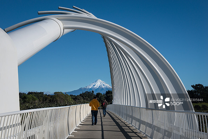 特雷瓦特雷瓦桥框景下的塔拉纳基山图片素材