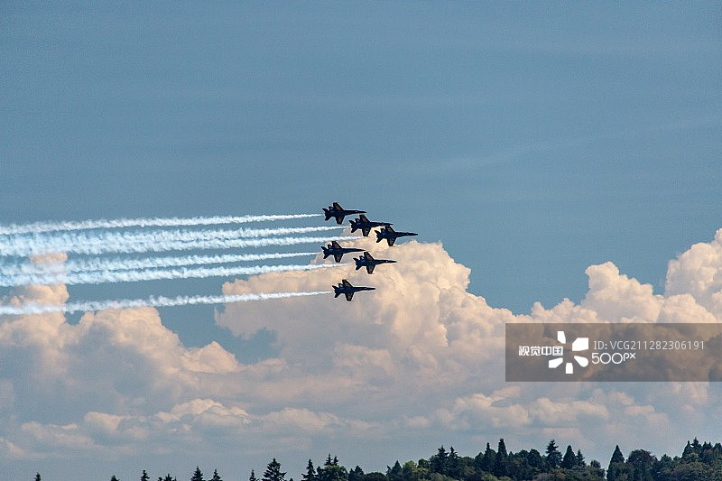 西雅图上空的蓝天使飞行表演队图片素材