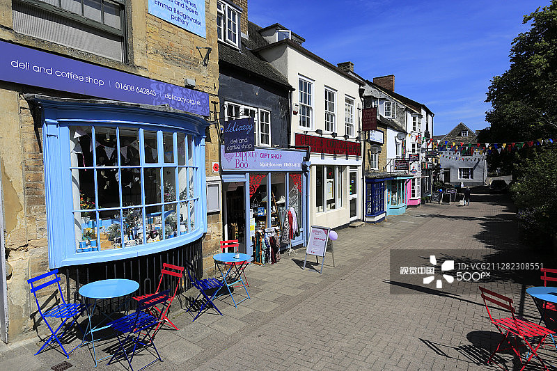 英国牛津郡科茨沃尔德奇平诺顿镇街景图片素材