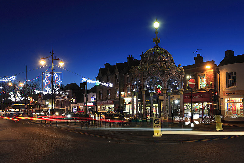 夜间圣诞树灯光，芬兰马奇镇市场图片素材