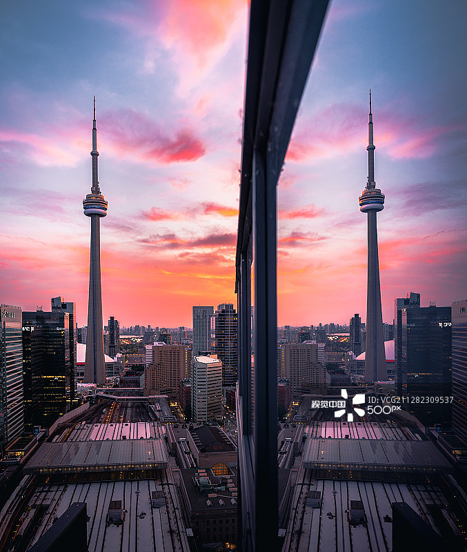 多伦多城市天际线和加拿大国家电视塔的城市日落图片素材