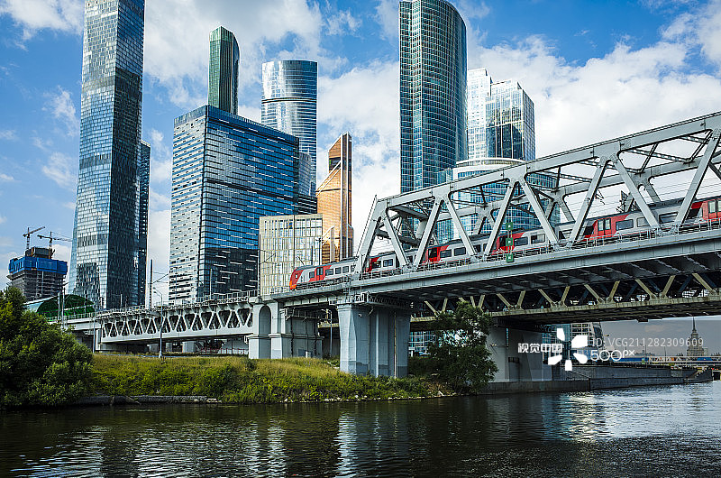 莫斯科河畔的金融中心景观图片素材