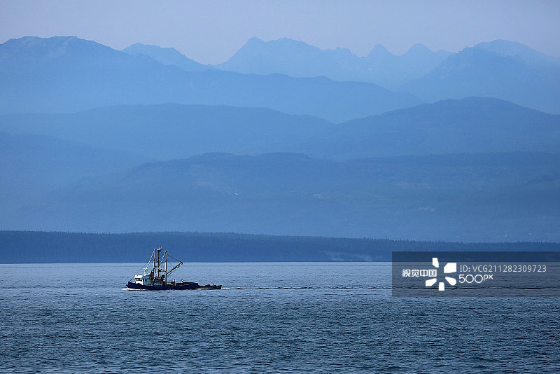 渔船和蓝色山脉图片素材