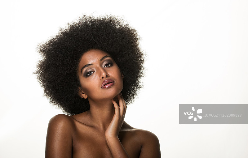 漂亮的黑人女子，美容工作室场景图片素材