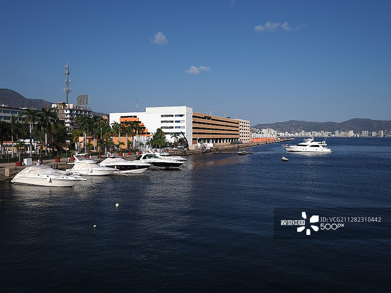 墨西哥阿卡普尔科墨西哥湾的豪华游艇全景图片素材