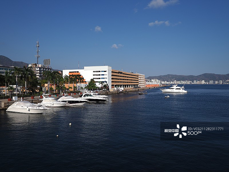 墨西哥阿卡普尔科湾豪华游艇壮丽全景图片素材