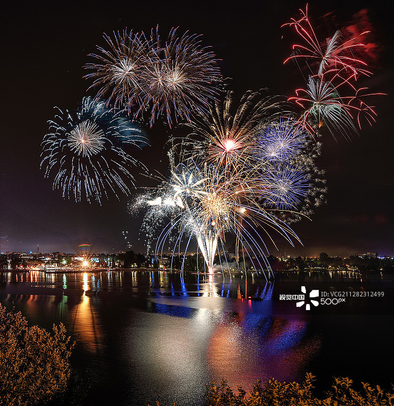 意大利格尔达湖上美丽的烟花表演，色彩绚丽图片素材