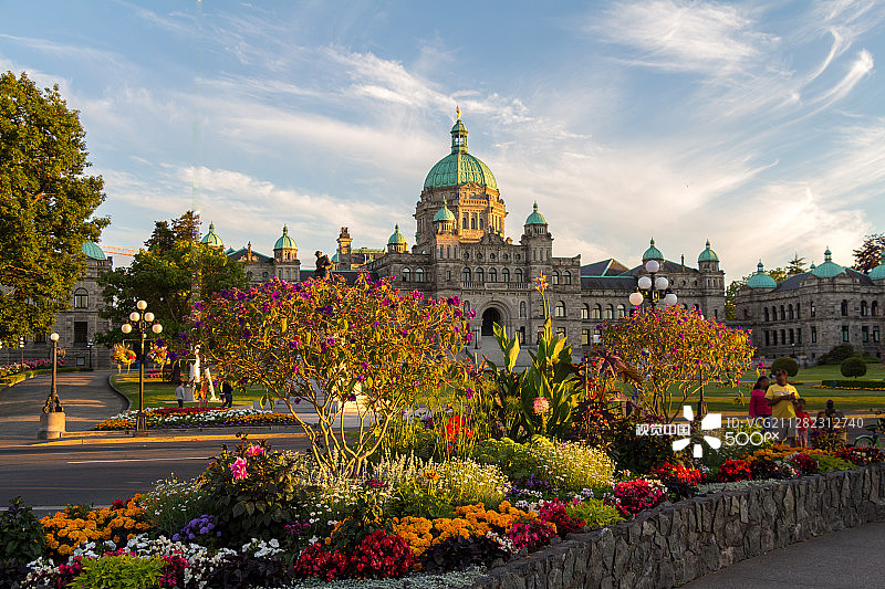 日落时分的议会大厦图片素材