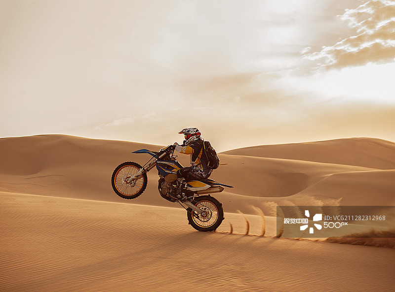 在沙滩上骑摩托车越野图片素材