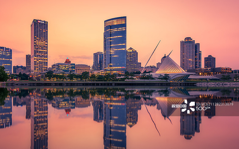 日落时分的密尔沃基天际线图片素材