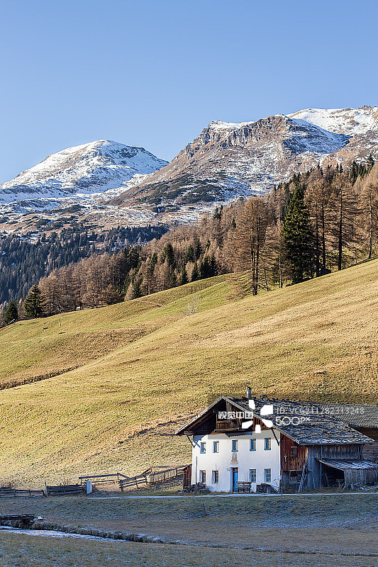 蒂罗尔山脉的老农舍图片素材