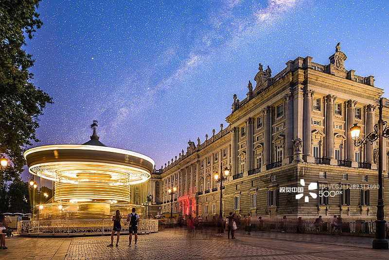 马德里东方广场的皇家宫殿和旋转木马图片素材