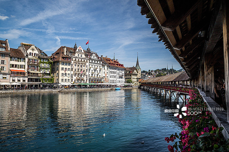 沿着罗伊斯河行走图片素材