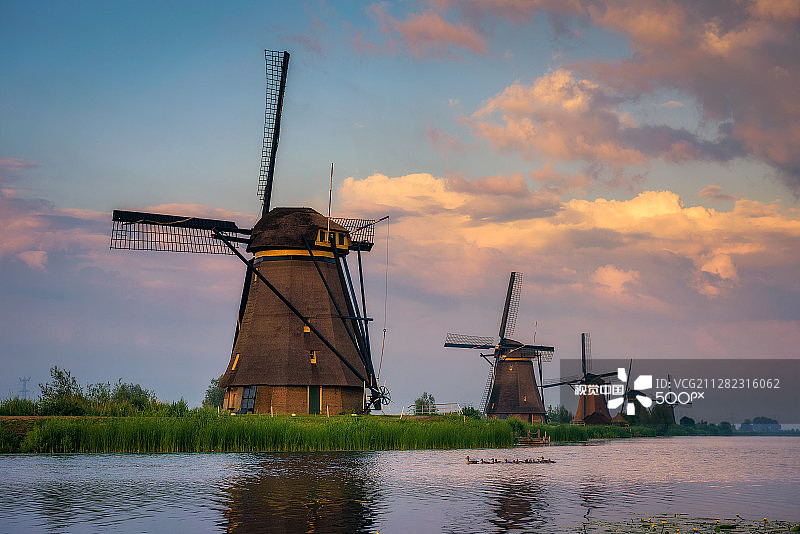 荷兰金德代克古老的荷兰风车上的日落图片素材