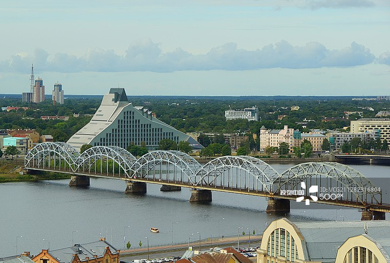 拉脱维亚里加道加瓦河上的钢铁路桥图片素材