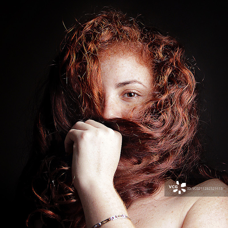 黑暗中的红发图片素材