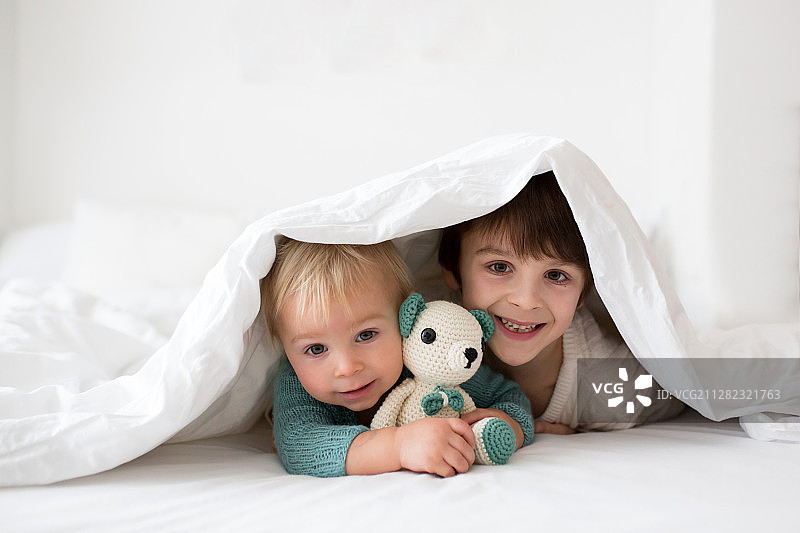 可爱的小男婴和他的哥哥，针织服装儿童图片素材