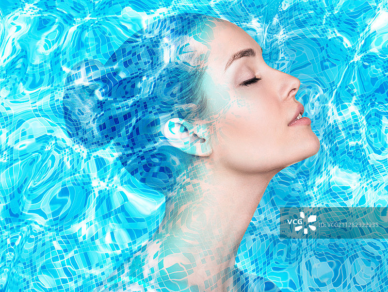 女性面部与水波纹的双重曝光图片素材