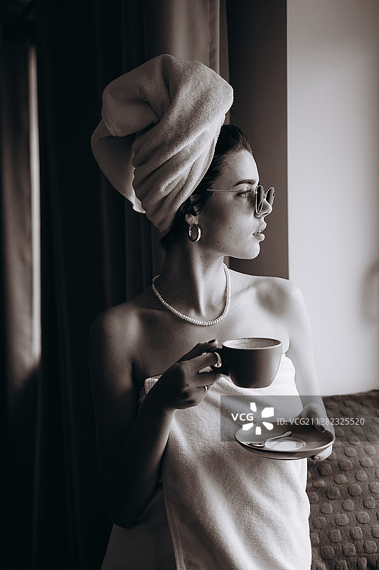 淋浴后裹着毛巾喝咖啡的女孩图片素材