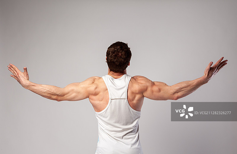 张开双臂仰望的健壮男人图片素材