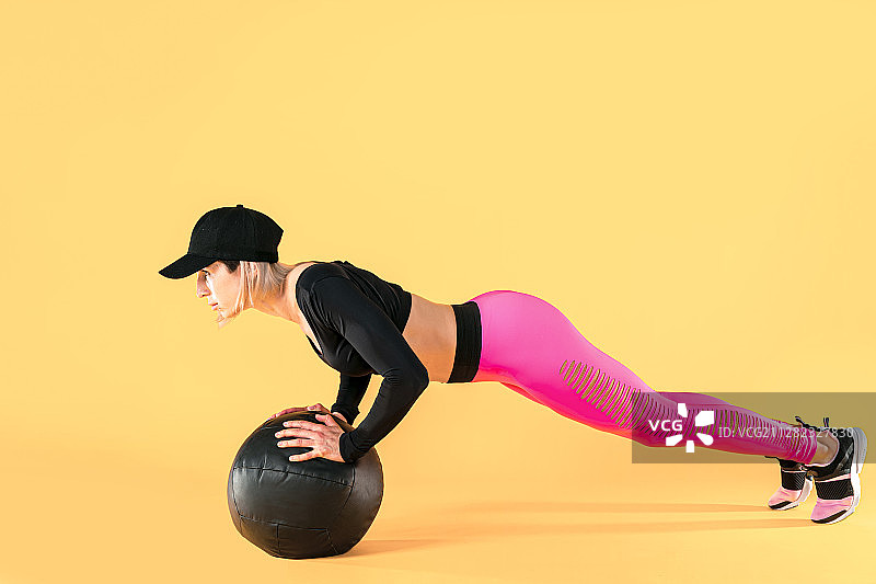 穿着健身服，用药球训练的女人图片素材
