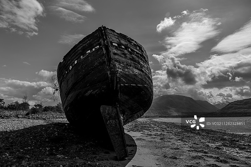 英国阿伯费尔迪海滩上的旧船残骸图片素材