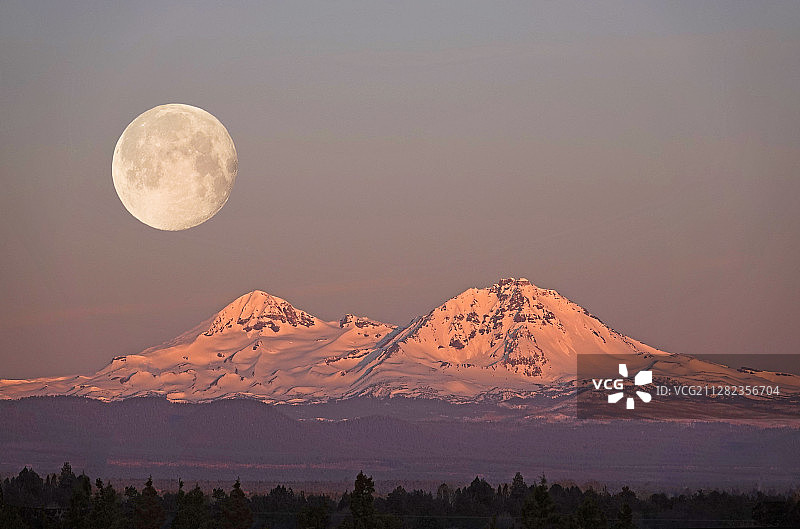 落基山脉上空的超级满月图片素材