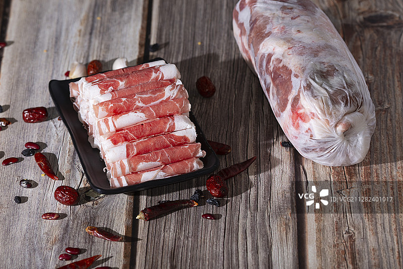 桌子上的一盘羔羊肉片图片素材