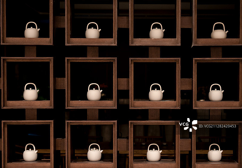 大量陶瓷茶壶博古架图片素材