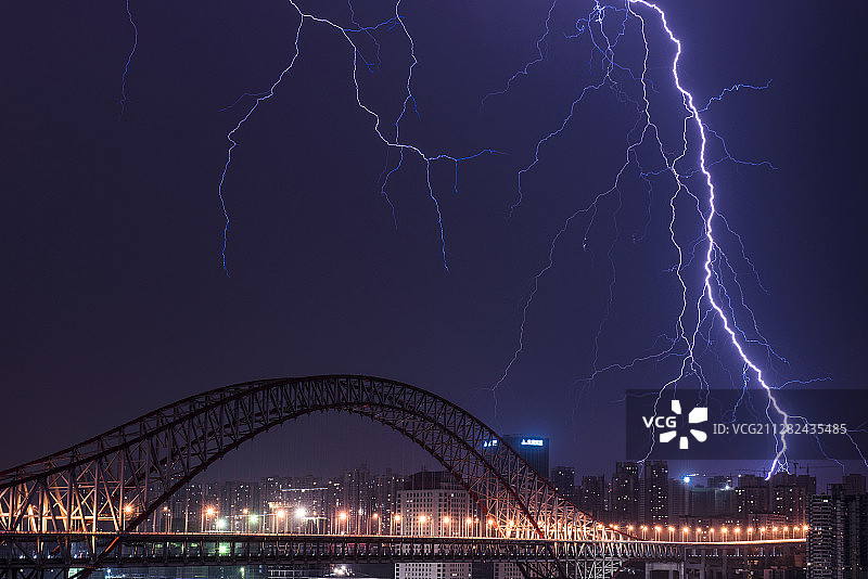 闪电下的重庆朝天门大桥图片素材
