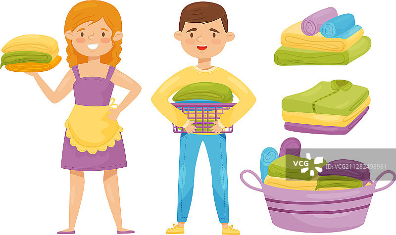 男孩和女孩拿着叠好的洗干净的衣服图片素材