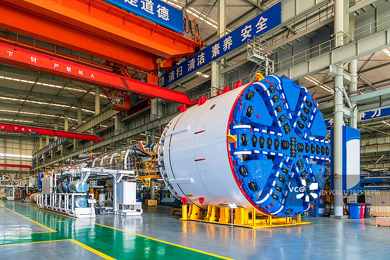 现代工厂厂房盾构机生产线内景图片素材